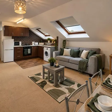 F15Gh - Stylish Home With Garden And Parking *